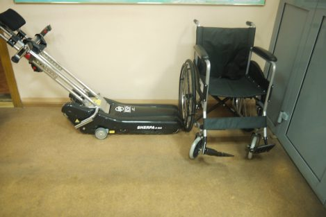 Подъемник для инвалидных колясок и кресло-каталка.